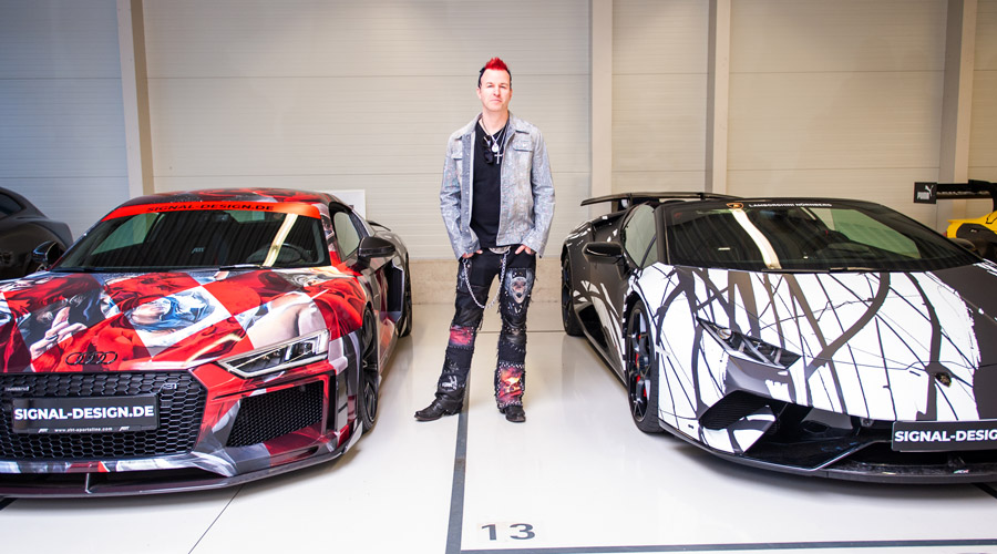 Künstler Timo Wuerz zwischen seinen Kunstwerken: ABT R8 Art Car vs. Lamborghini Huracan Performante Spyder
